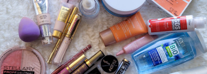 Косметичка в отпуск: уход, декоративка и кисти