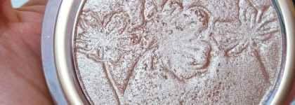 Самый красивый хайлайтер в бюджете (а может и не только в нем). Catrice More Than Glow Highlighter в оттенке 020