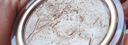 Самый красивый хайлайтер в бюджете (а может и не только в нем). Catrice More Than Glow Highlighter в оттенке 020