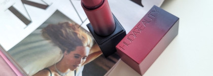 Непослушница Huda Beauty Power Bullet Matte Lipstick в оттенке Ladies Night