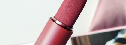 Непослушница Huda Beauty Power Bullet Matte Lipstick в оттенке Ladies Night