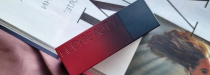 Непослушница Huda Beauty Power Bullet Matte Lipstick в оттенке Ladies Night