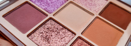 Скучная Huda Beauty Light Nude Obsessions Eyeshadow Palette