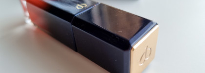 Райская птица Cle De Peau Beauty Radiant Liquid Rouge Shine в оттенке 5 Bird Of Paradise