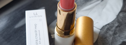 Buenos días, señorita! Глянцевая помада-бальзам для губ Uvinion в оттенке Senorita