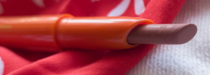 Новинка: Vivienne sabo Francafrique Матовая пудровая помада для губ в оттенке "Тёплый Нюд" 02