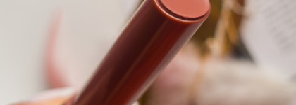 Новинка от Vivienne sabo: лаковая помада-бальзам Glossy Lip Balm Lala Laque в оттенке 06 Chocolate