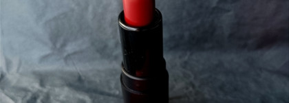 Лучшая матовая помада для роковых образов. Giorgio Armani Rouge D'Armani Matte в оттенке 201