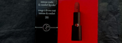Лучшая матовая помада для роковых образов. Giorgio Armani Rouge D'Armani Matte в оттенке 201