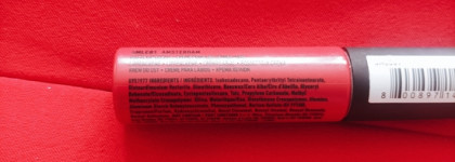 Total Red c жидкой губной помадой NYX Professional Makeup Soft Matte Lip Cream в оттенке Amsterdam