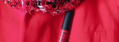 Total Red c жидкой губной помадой NYX Professional Makeup Soft Matte Lip Cream в оттенке Amsterdam