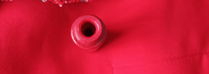 Total Red c жидкой губной помадой NYX Professional Makeup Soft Matte Lip Cream в оттенке Amsterdam