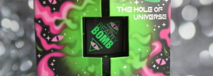 Сияние из космоса с палеткой теней для век Beauty Bomb The Hole Of Universe