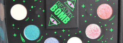 Сияние из космоса с палеткой теней для век Beauty Bomb The Hole Of Universe