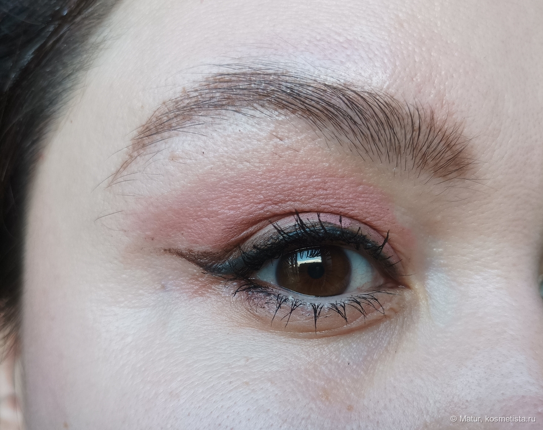 У меня татуажная стрелка, рисовала поверх нее, поэтому оттенок объективный только на кончике