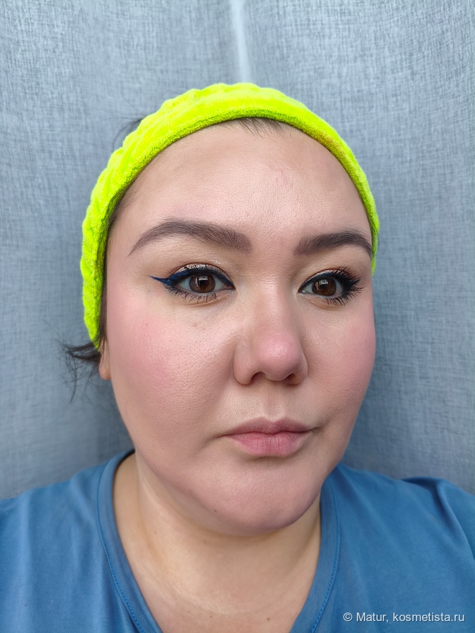 Тональный с подвижным полувлажным финишем, которая прямо таки просит пудру