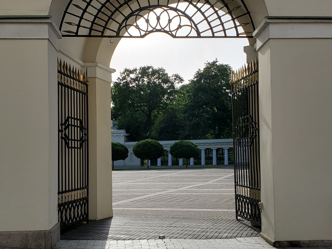 Сад за президентским дворцом, да может войти любой желающий. Только там кроме фонтана ничего нет