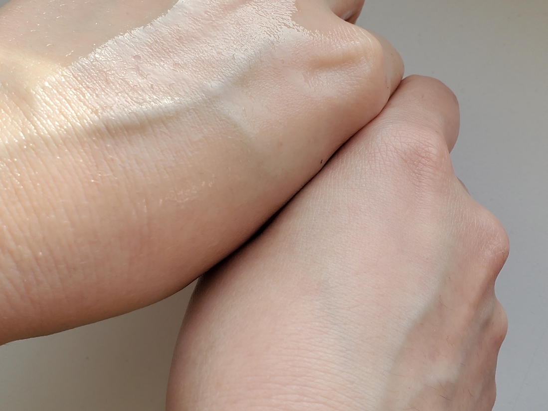 на фото видны следы тонера на коже левой руки после одной минуты после нанесения с массажем