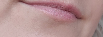 Essence Hydrating Nude Lipstick в оттенке 301 Romantic