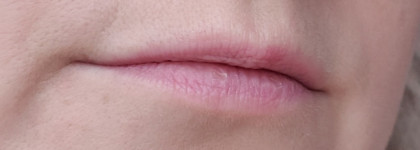 Essence Hydrating Nude Lipstick в оттенке 301 Romantic