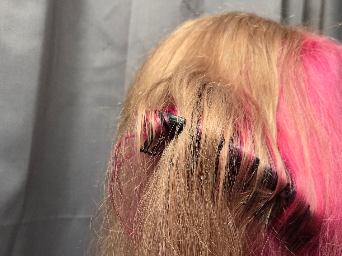 мне нравится, как многогранно переливается эта краска при разном попадании света на волосы