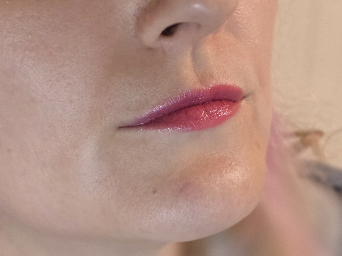 блеск нанесен на сухие губы, в два слоя, искусственное освещение
