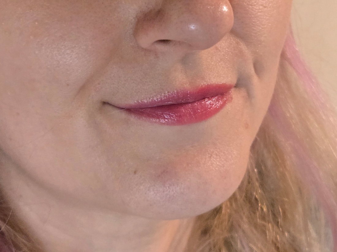 смотрится неплохо, немного блестит.