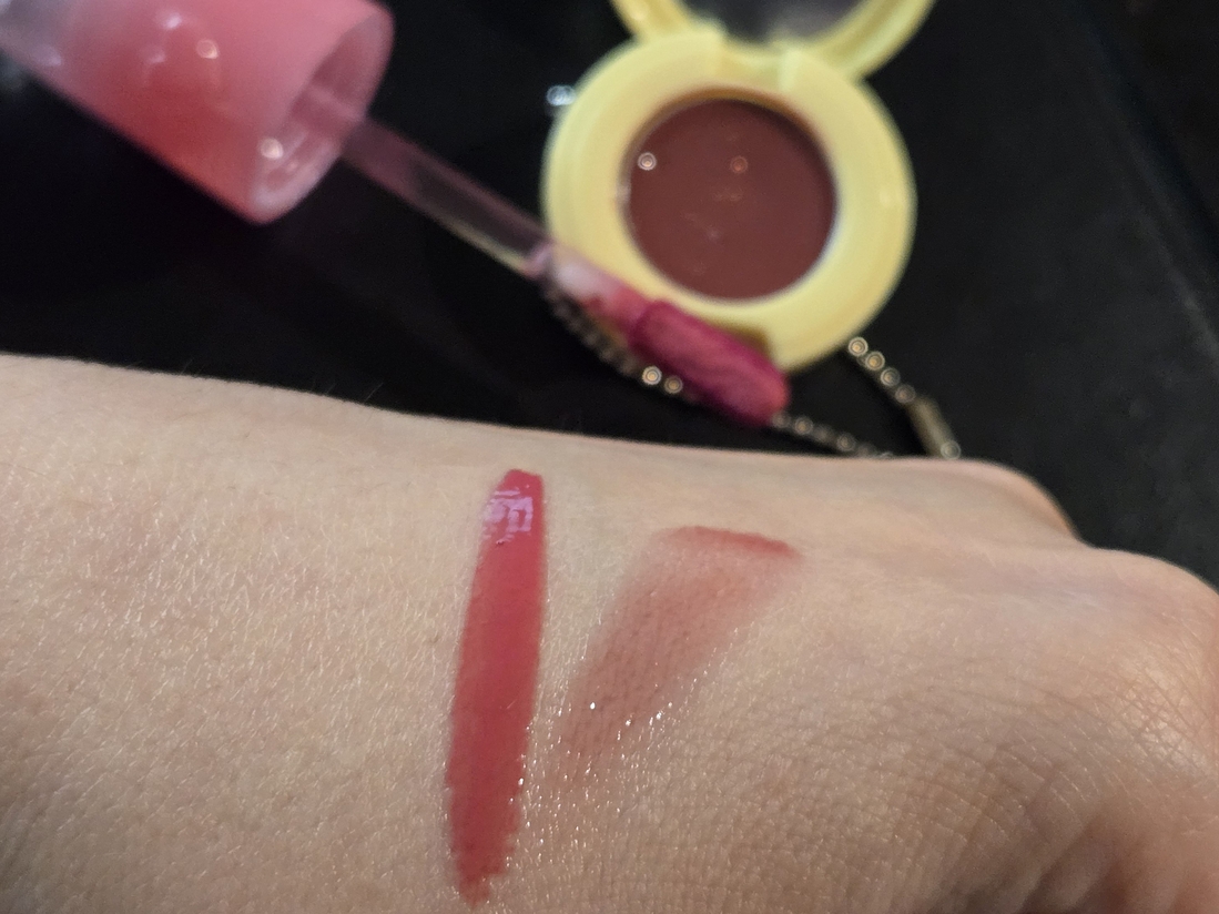 Мне очень нравятся, как блестят сияшки в бальзаме, но на губах и в свотче их не видно, и они не чувствуются.