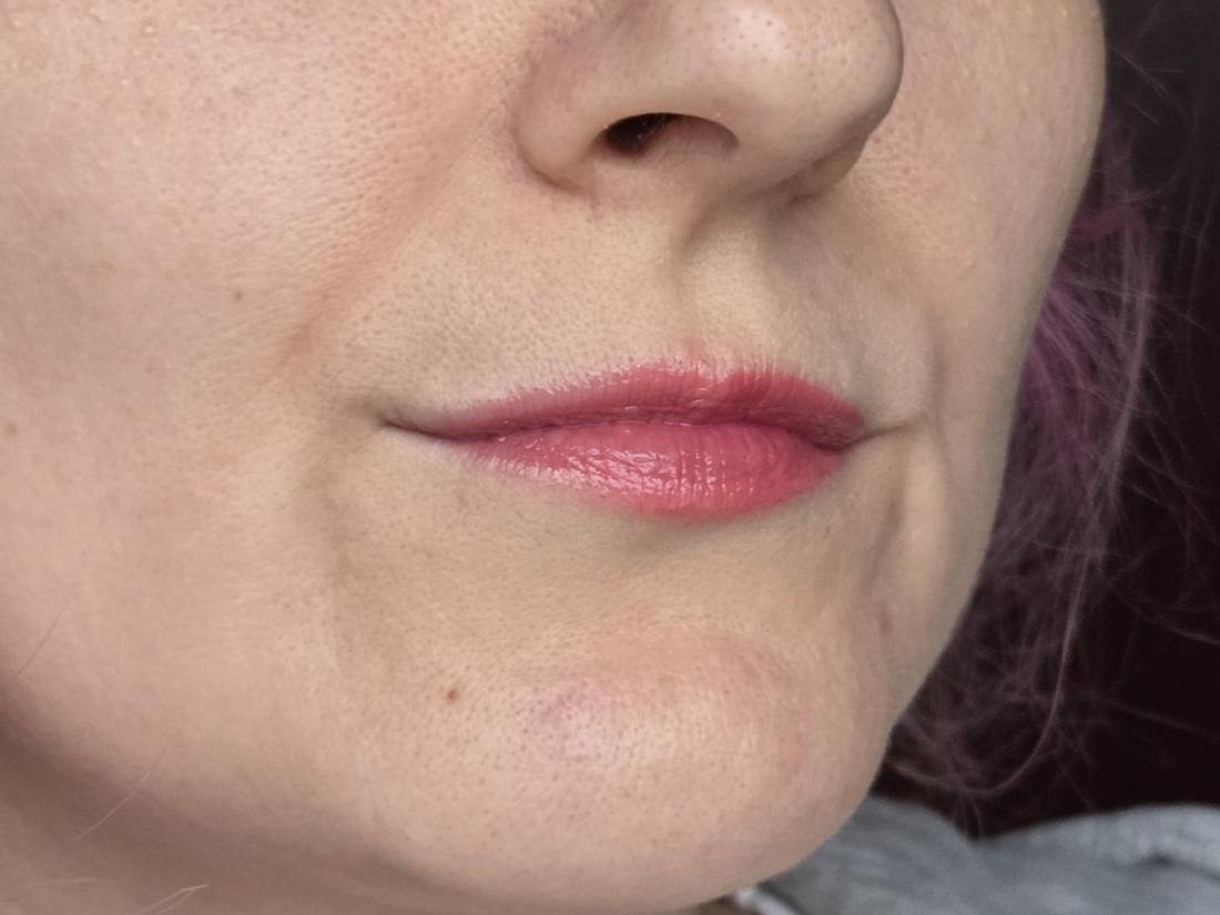 блеск нанесен на бальзам в один слой, дневной освещение