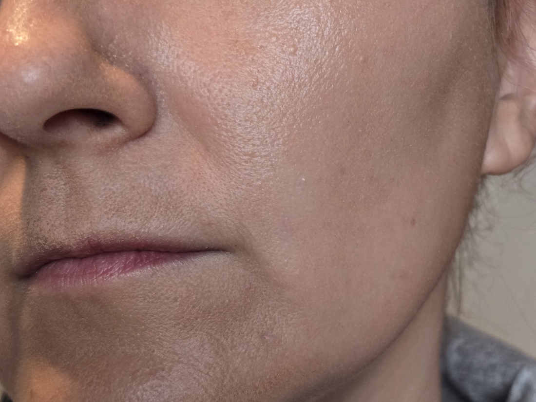 всё лицо в тонируещем креме Урьяж, в тени