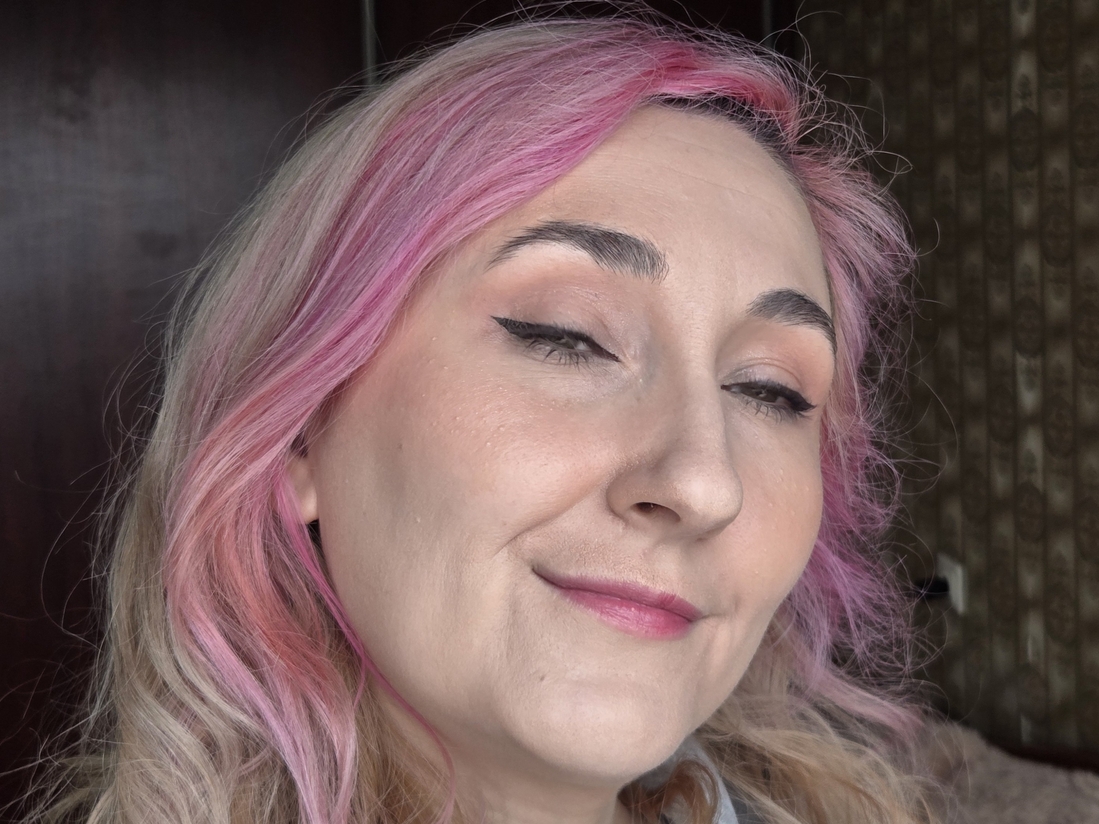 прямо перед окном