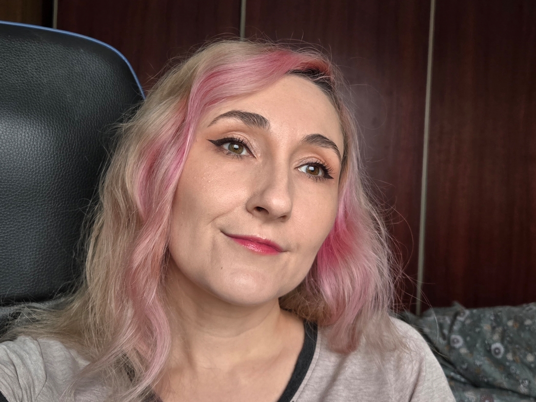 Издалека при свете дня перед окном