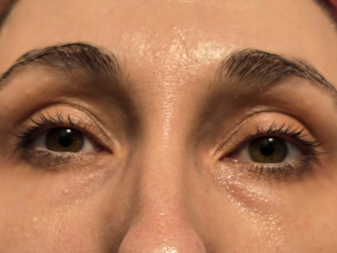 фото при свете лампы накаливания, как видите под глазами нет тёмных кругов от туши.