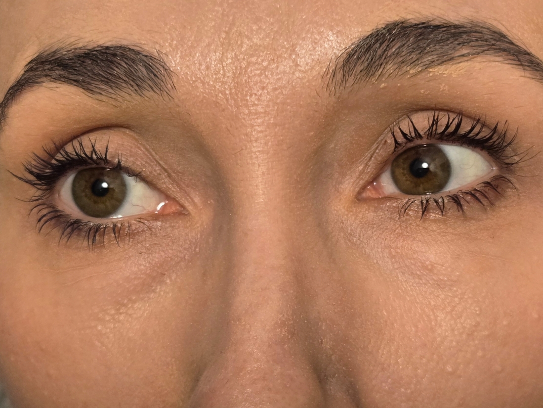 Если вам кажется, что на этом фото слева фиолетовый, а справа - бургунди, то вам не кажется. Это другой день. Видите, цветовые нюансы и разница в эффекте всё же есть.