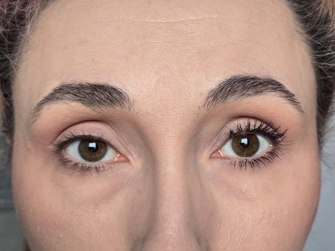 слева ресницыбез туши, справа с фиолетовой мейбеллин в 2 слоя.