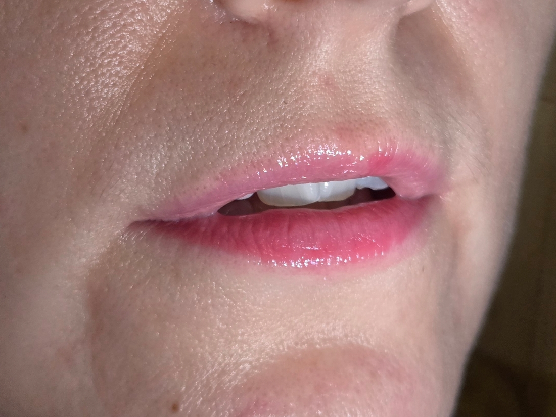 при свете лампы.