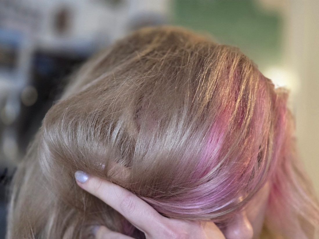 при свете лампы