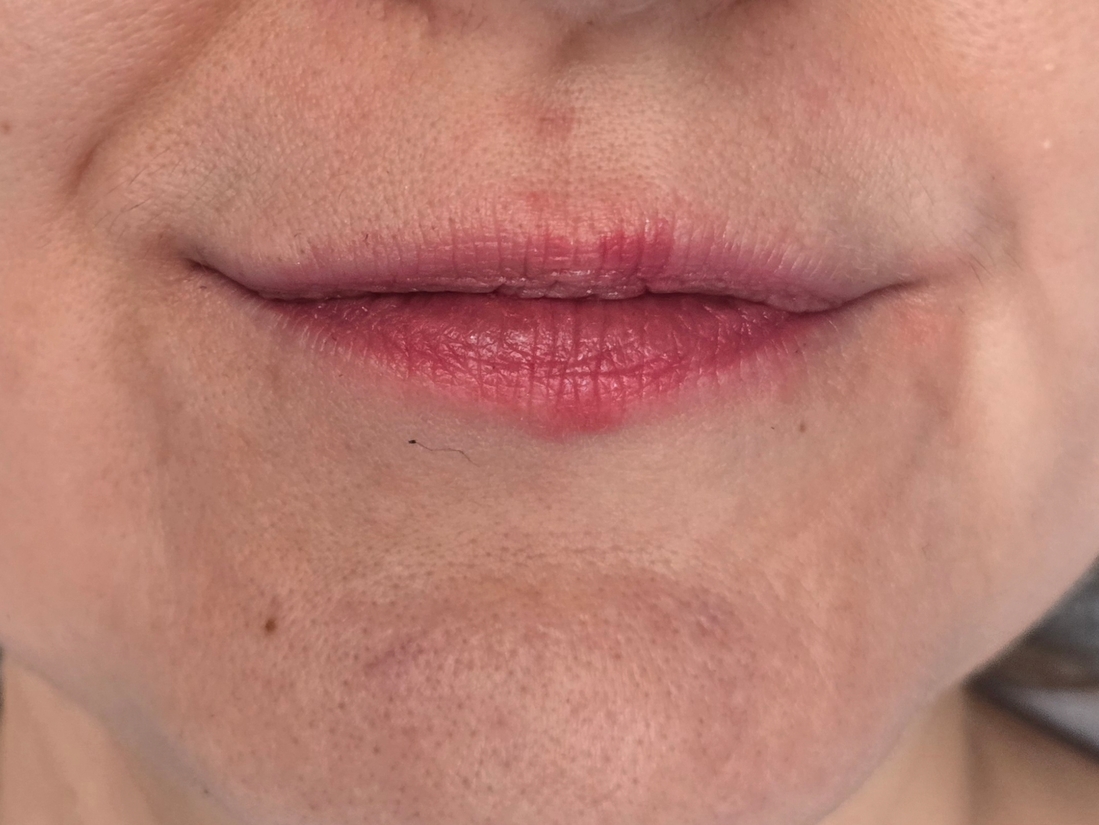 помада польностью на губах, кожа "голая".