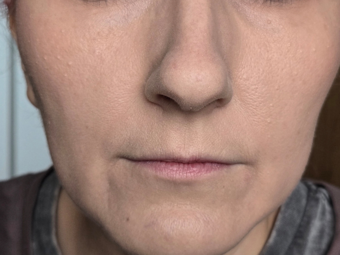 Слева Шанель, справа Лореаль, на подбородке и под носом Холика.