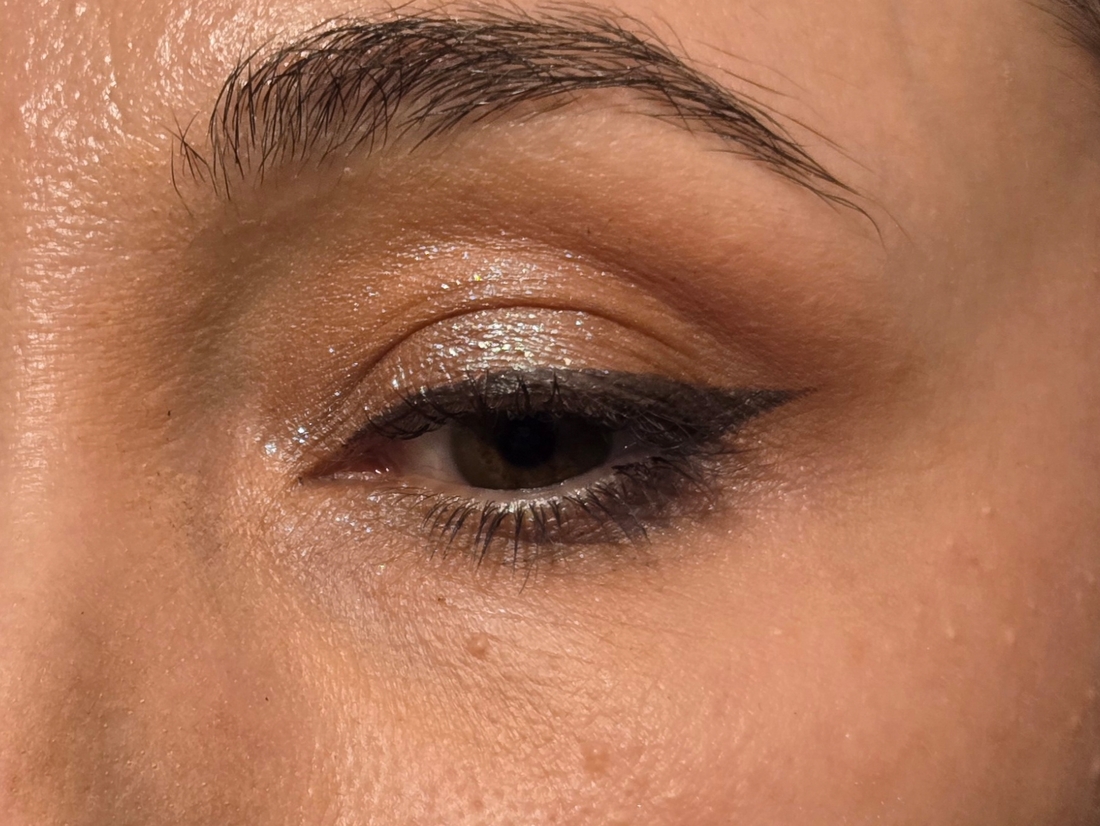 под светом лампы