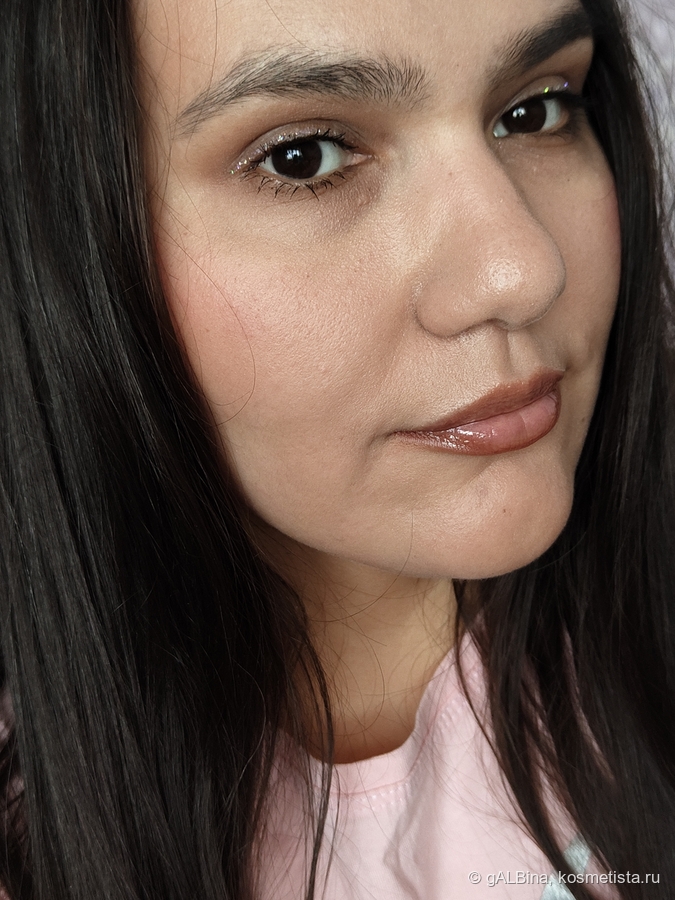 В макияже использована палетка для лица, тушь для ресниц и блеск для губ, только контур подвела карандашом