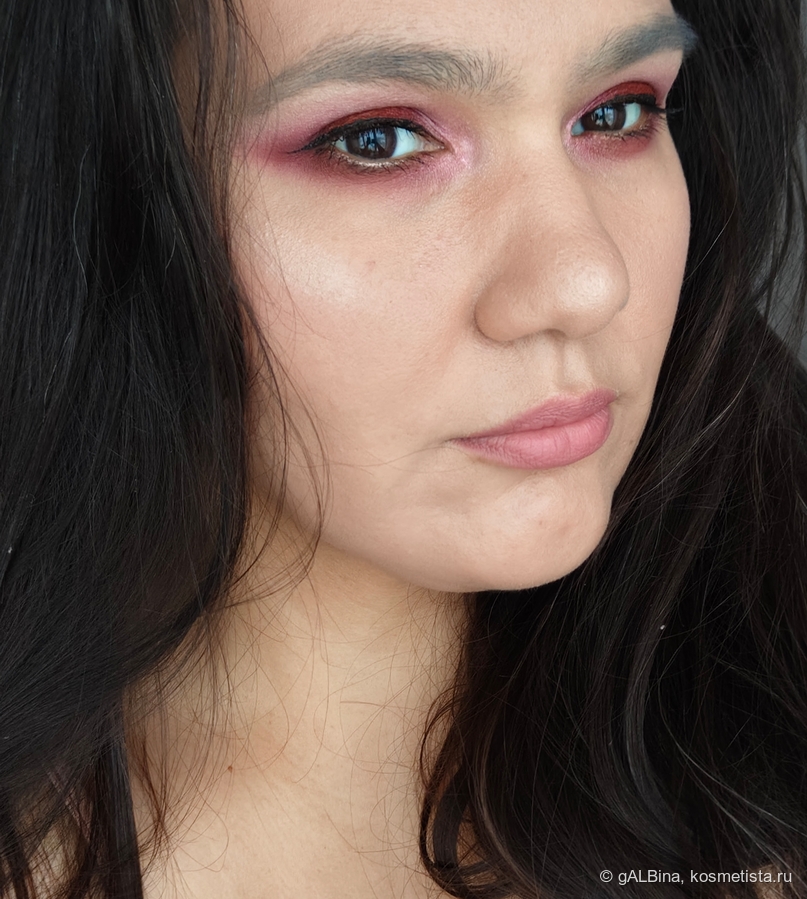 В макияже использованы фавориты 2025 года: тональный крем Belor design, пудра-хайлайтер Yves Rocher, румяна mixit, палетка parisa ghost tape#1, палетка Eveline "Sunrise", карандаш для глаз Beauty BombxРоллтон 02, подводка Vivienne Sabo "FrancAfrique"