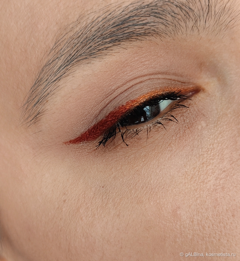 Оттенок extra spicy нанесен до середины века