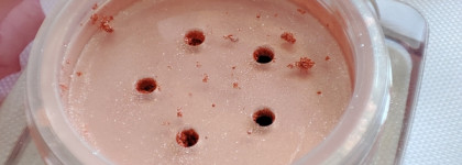 Розовый фламинго от Estrade. Рассыпчатый пигмент для век Manifest в оттенке 11