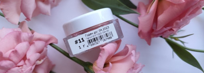 Розовый фламинго от Estrade. Рассыпчатый пигмент для век Manifest в оттенке 11