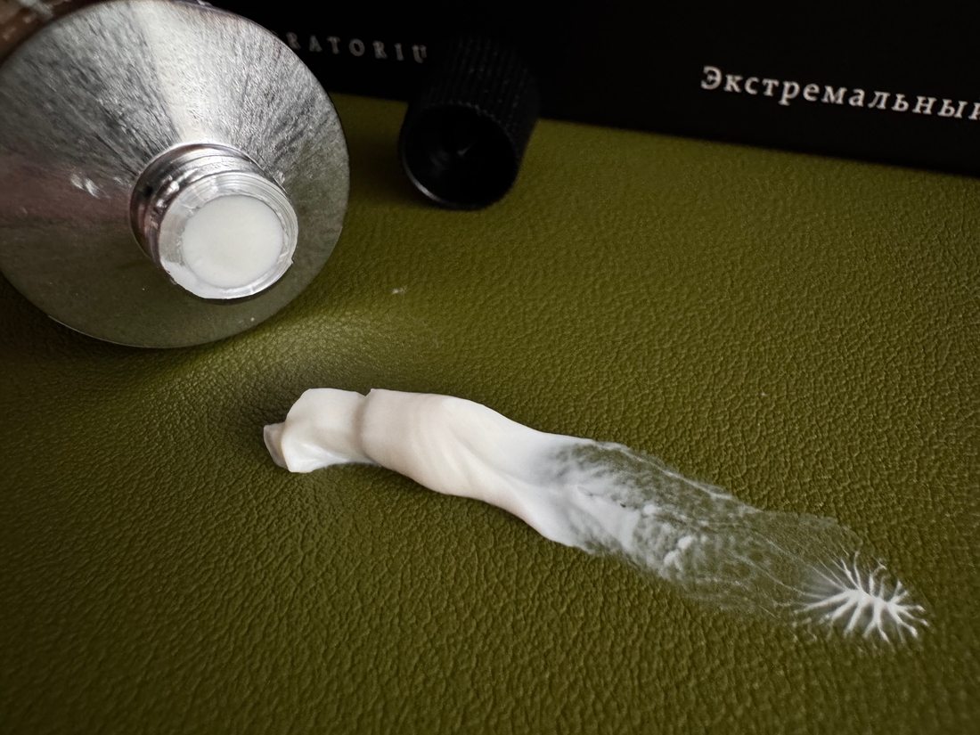 Консистнция жирной зубной пасты)