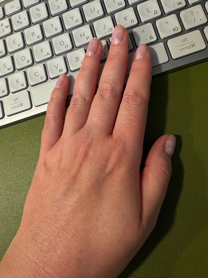 Спустя некоторое время после нанесения крема (искусственный свет). Визуально нет контраста с состоянием "до" (тут либо фотограф не доработал, либо фото не передает нужный посыл), однако по ощущениям значительно лучше: стянутость ушла, ручки мягкие, нежные, кутикула как минимум "приглажена". Но мне хочется добавить к тому количеству крема еще как минимум столько же))