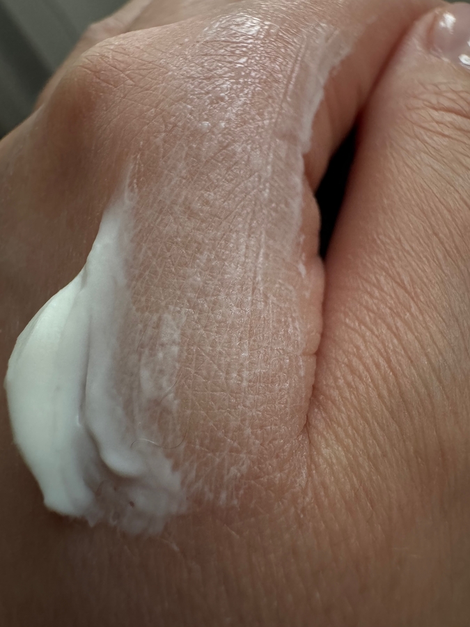 При распределении под теплом рук начинает таять и "маслянеть" (дневной свет).