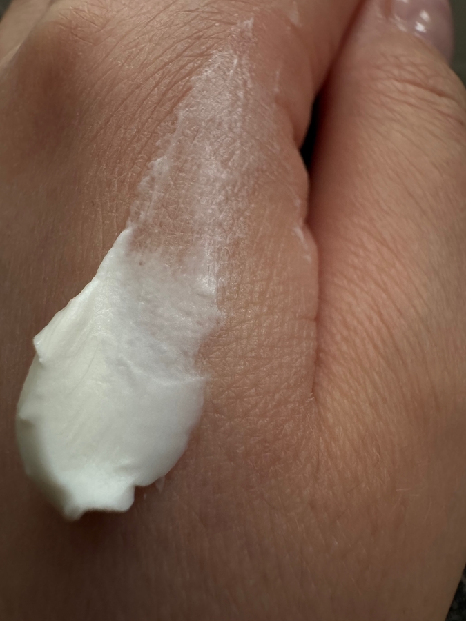 Изначально крем ложится плотно, похоже на баттер (дневной свет).