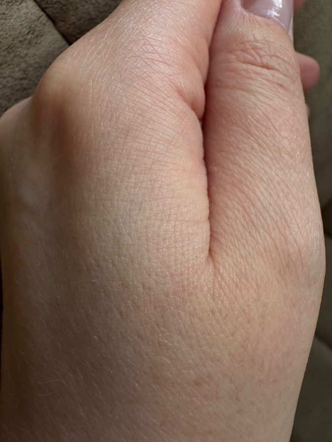 Спустя +- 20 минут после нанесения крема, тщательного его распределения и каких-то бытовых дел (дневной свет). Кожа мягкая на ощупь, не масляная.